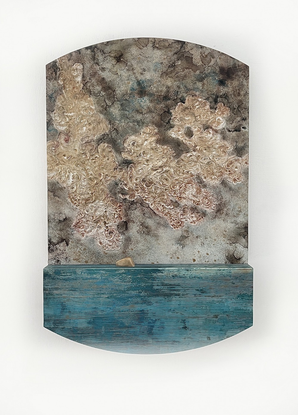 江枚芳 邊界-遠鳴 46×70×8cm 鋁陽極染繪、不鏽鋼、黃銅 2022