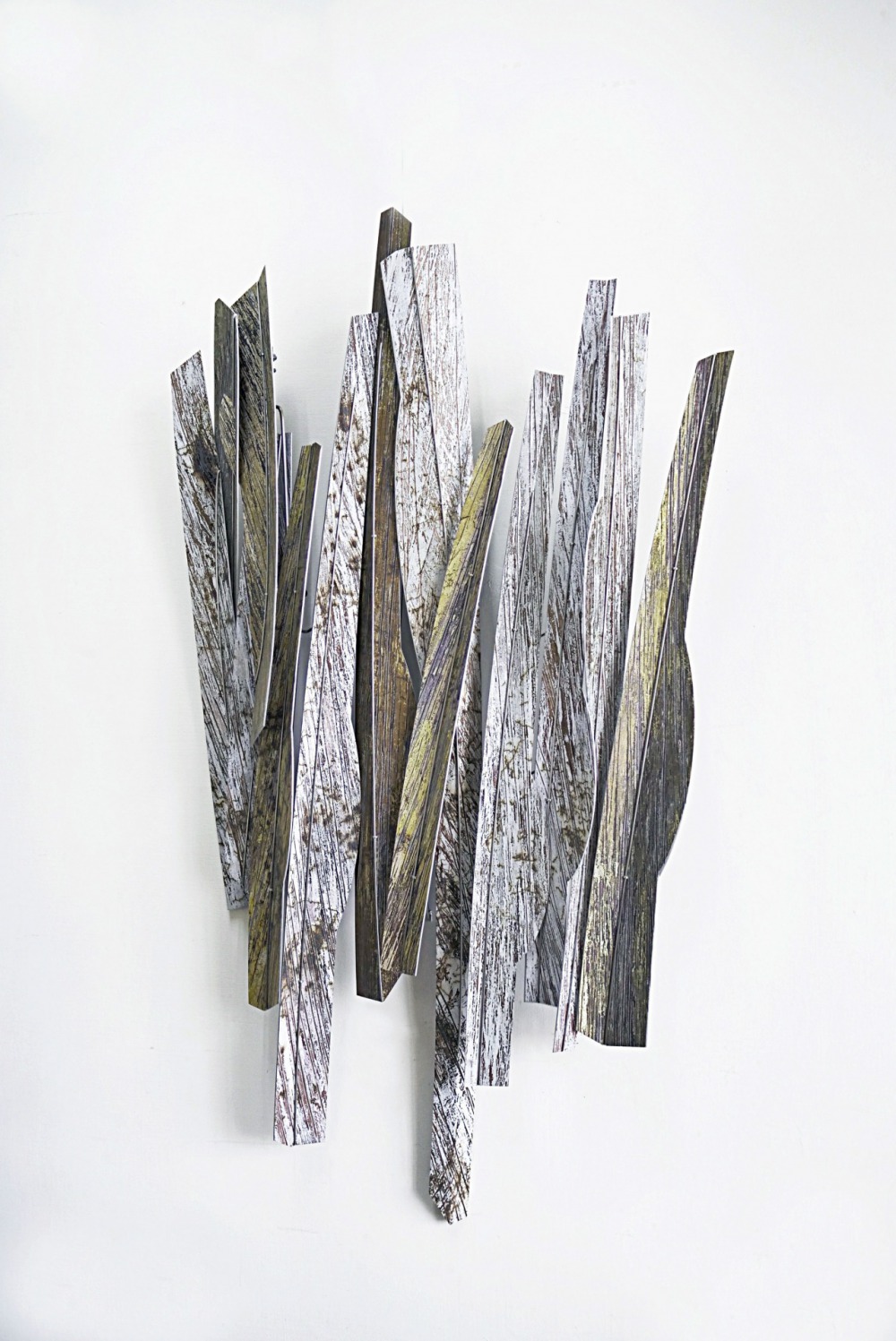 江枚芳 隱身樹-疊層 50×103×10cm 鋁陽極染繪、不鏽鋼 2022