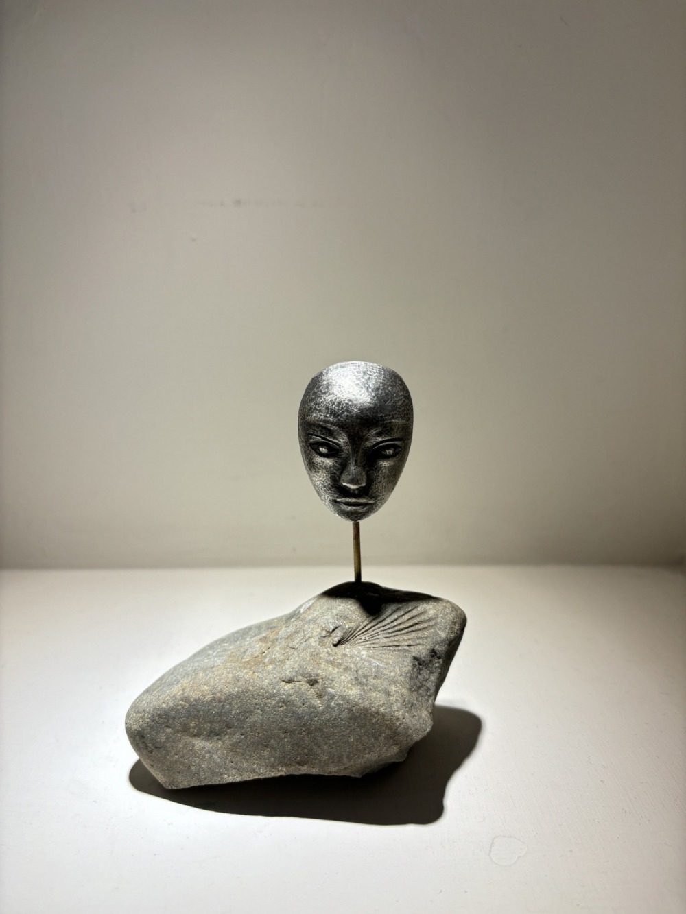 蔡依珊 尋思的臉 11x4x8.5cm 銀、黃銅、石建構焊接 2024