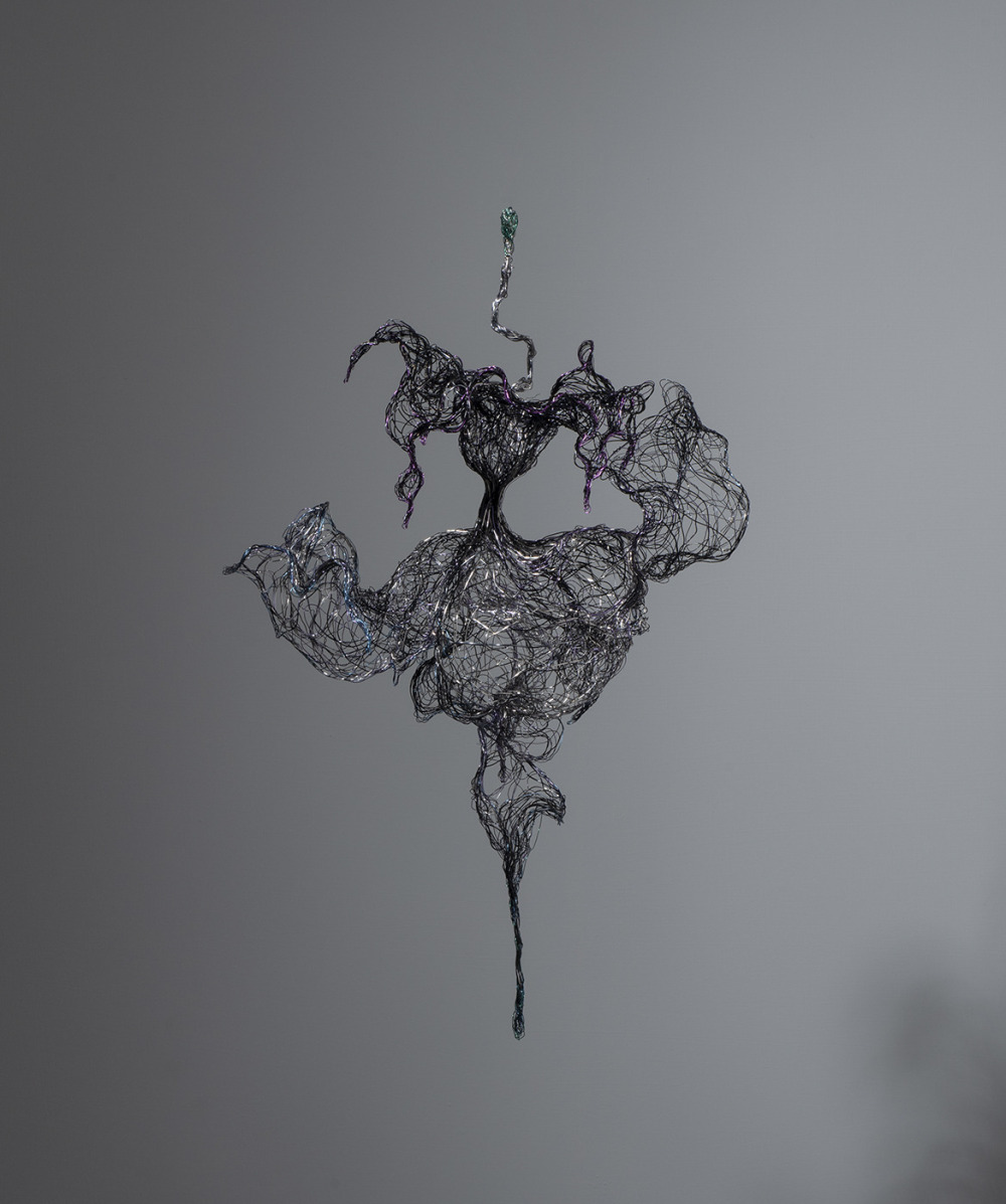 洪郁雯_Being as a Woman_彩漆銅線_H35 x W21 x D15cm_2025