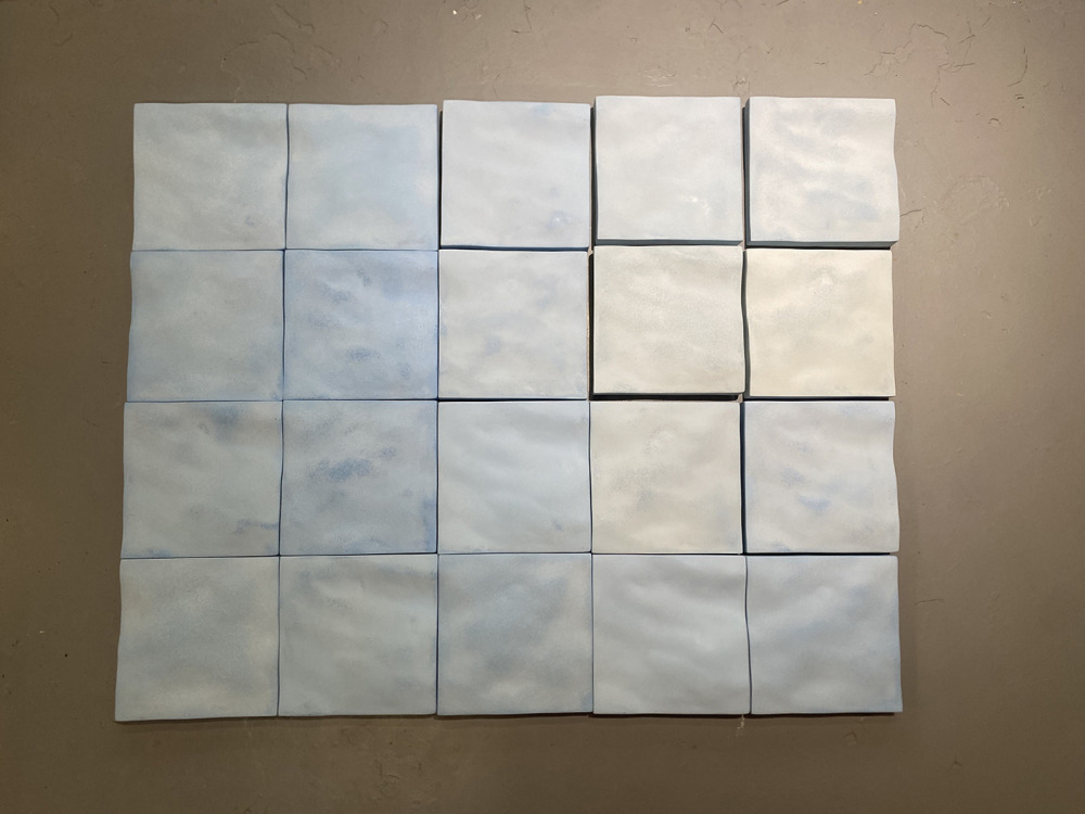 石孟鑫_海浪#2-20_白水泥、玻璃砂_21x21x4cmx20_2026