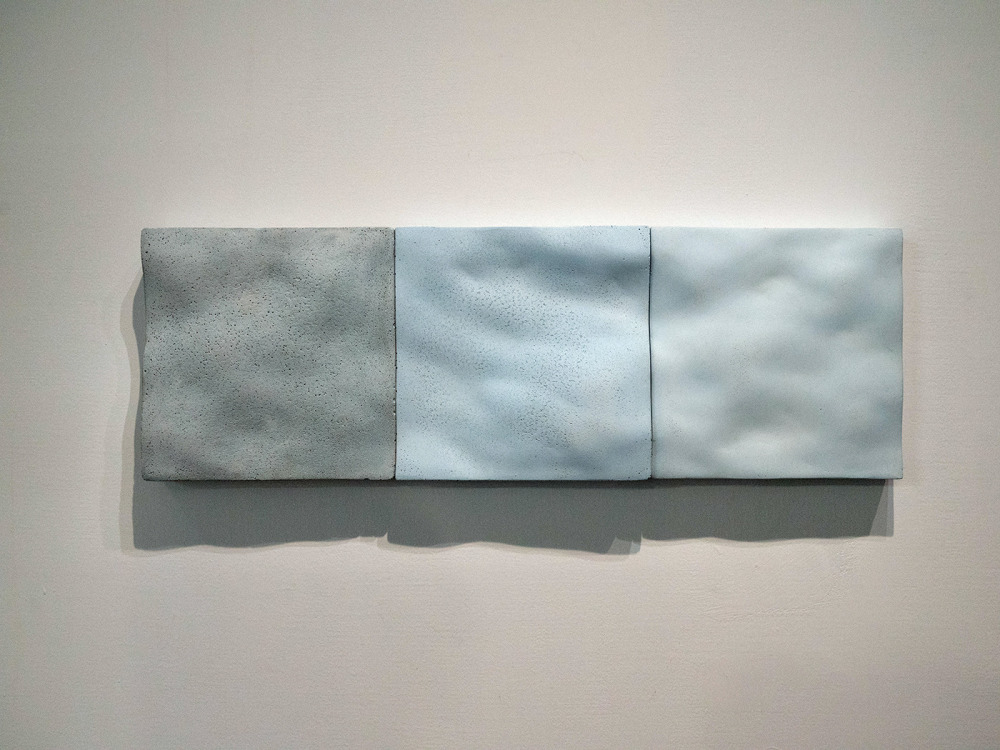 石孟鑫_海浪#2-3_白水泥、玻璃砂_21x21x4cmx3_2024