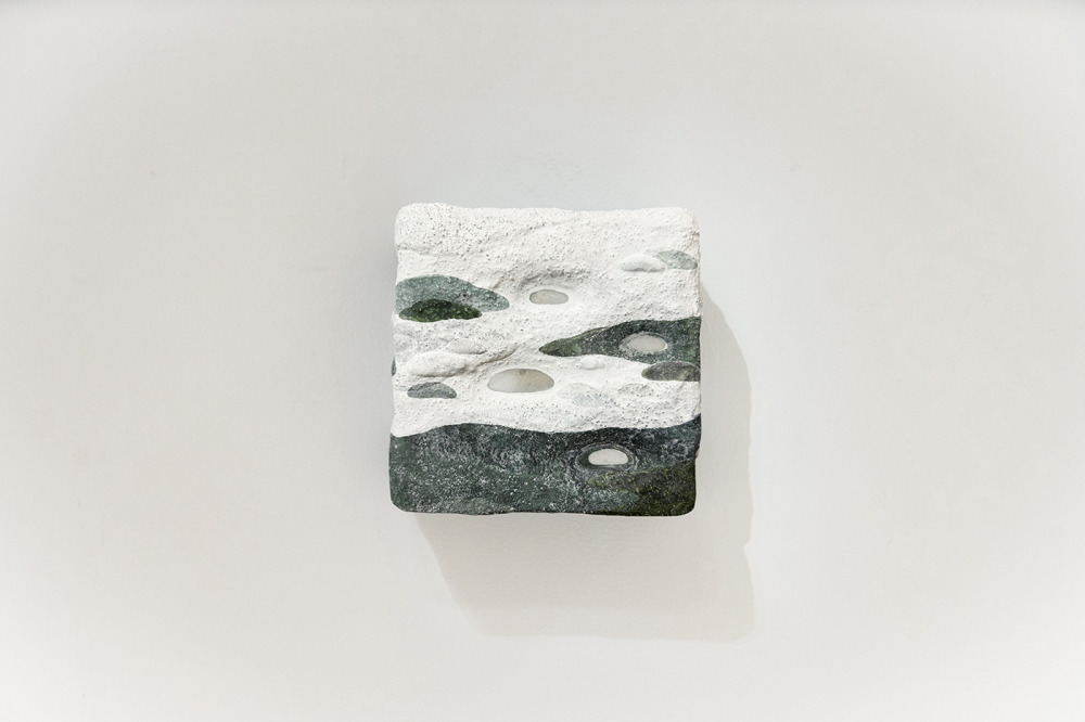 張庭溦_綠色小堆 III_水泥、壓克力、水泥漆、貝殼_9x9x5.5_2025