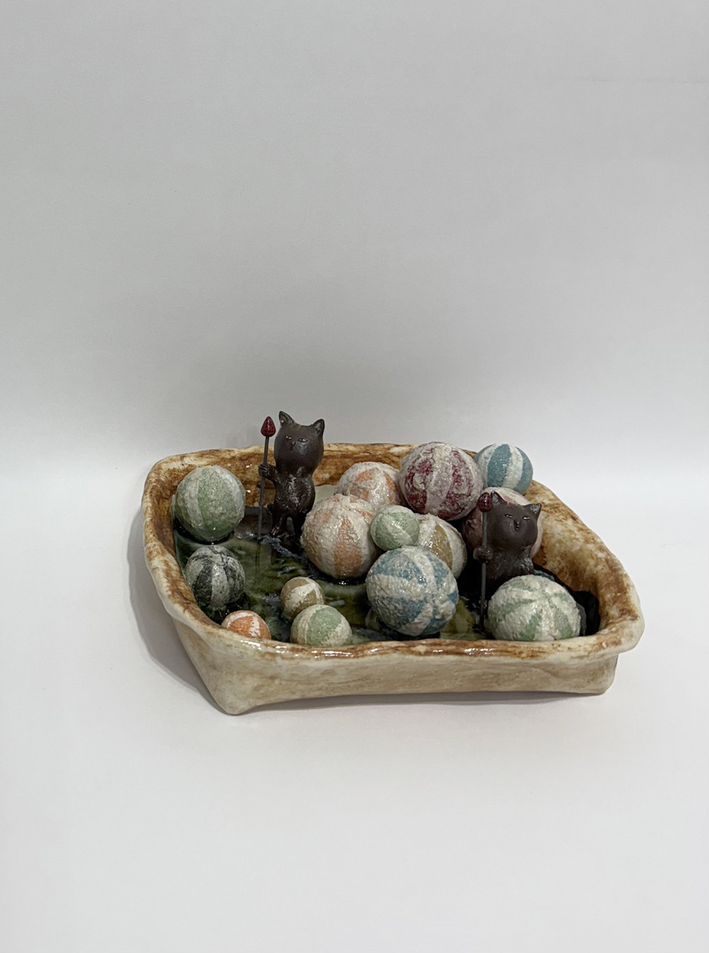 常玉蘭_保護_糖果瓷、紅土、化妝土、玻璃、釉_16.8x14.3x5.8_2025
