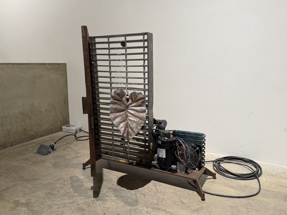 陳肇驊_身在此山中-2_銅、鐵、紅磚、壓縮機_110x35x70cm_2025