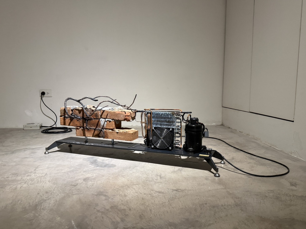 陳肇驊_身在此山中-1_銅、鐵、水溝蓋、壓縮機_110.5x25x40cm_2025