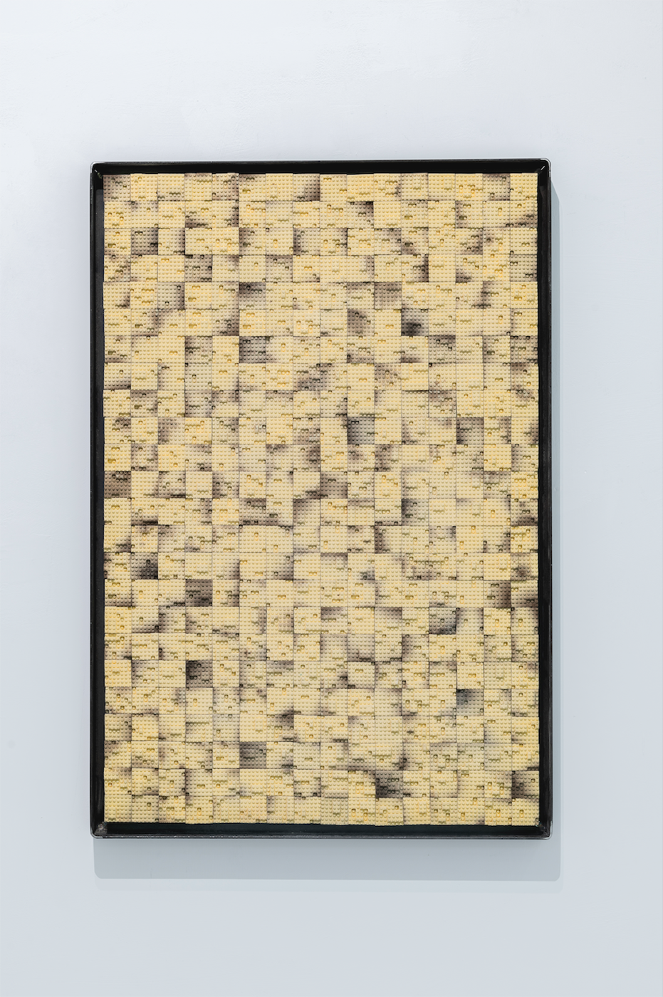 游孟書_我想我看到的是光吧？_瓷土、色粉、鐵框_47x69x4cm_2023