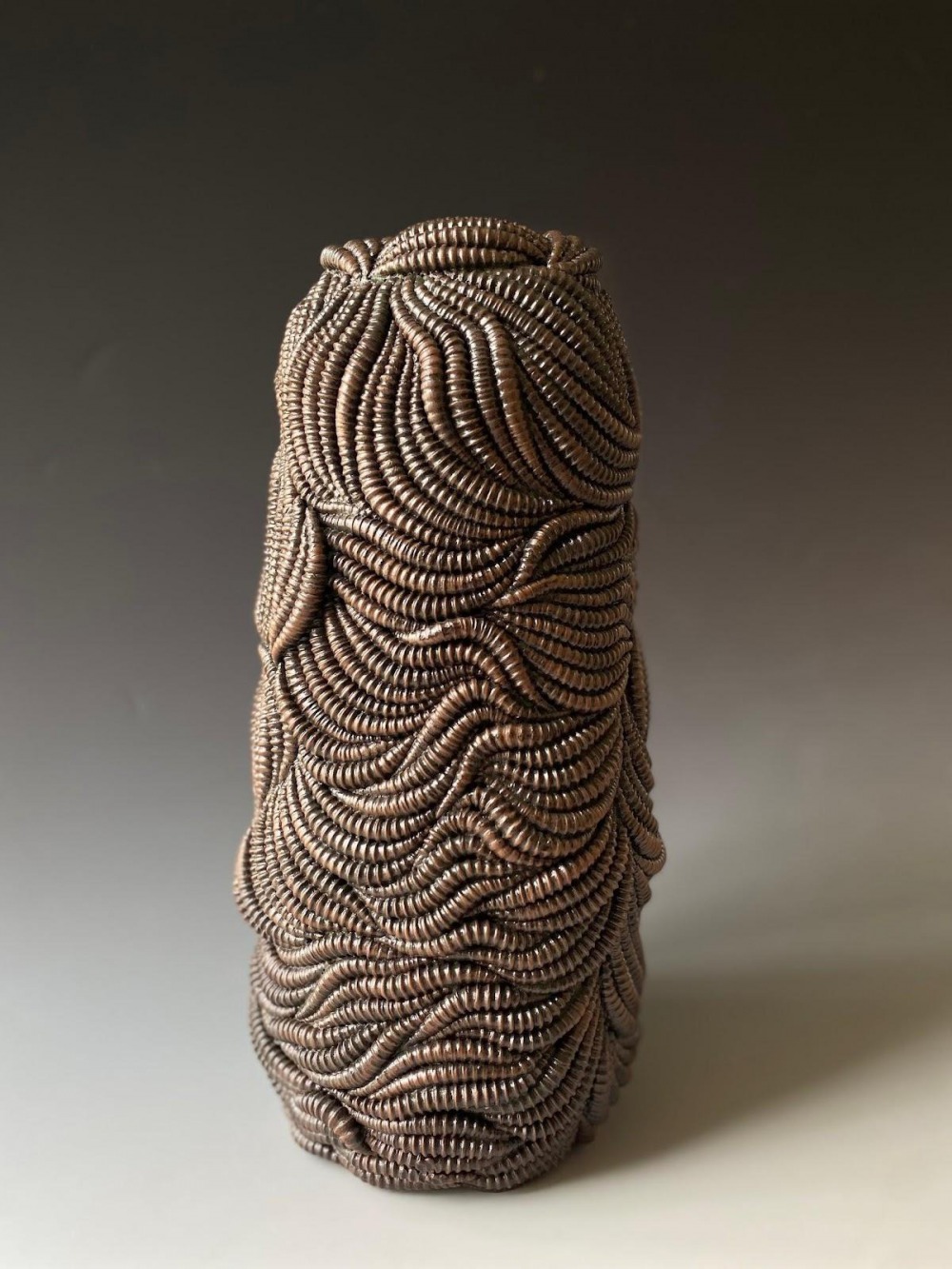 蘇淑美  手塑螺紋波花器  陶土  10x12x30cm  2021