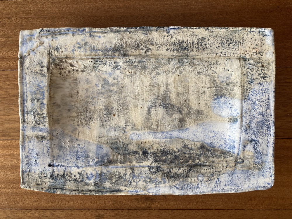 李之旋  藍紋長盤A  陶土  32x22x3cm  2023