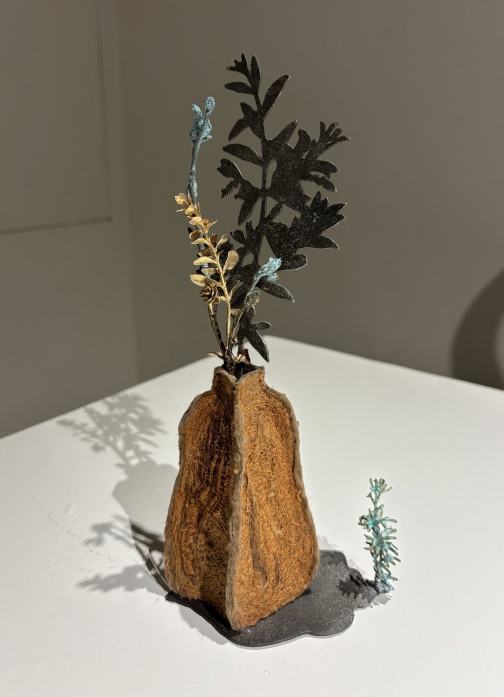 朱淑宛 看不見的日常VIII 12x8x18cm 銀、青銅、鋁、無紡布、棉線、天然纖維、植物染料、實物鑄造、金屬染色、車縫、鐵鏽染、植物染 2024