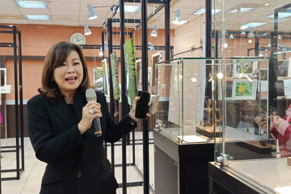 Chang Lily, the first female Chinese president of the FIABCI World Federation of Real Estate, held an exhibition titled "Echoes of Love" to raise funds for charity