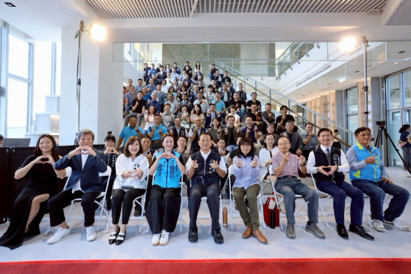 By uniting social forces and responding to the great love of Mr. and Mrs. Hsu Jing Tang, the Dongshi Hsu Liang Yu Library is setting a new benchmark for public-private partnerships