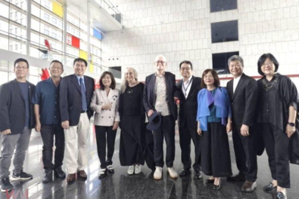 British architect and educator Sir Peter Cook delivers academic exchange integrating art and architecture: Lecture in Taichung