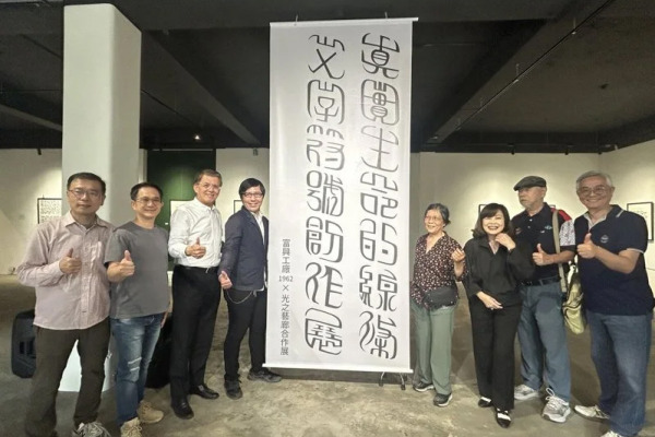 獨創120種字體 台中光之藝廊攜手富興工廠自閉症藝術家驚豔開展