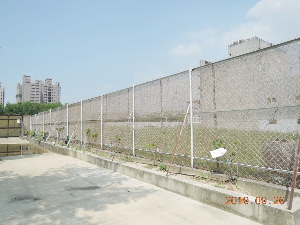 1080926 工務所旁菱型網圍籬依環保局建議設置防塵網