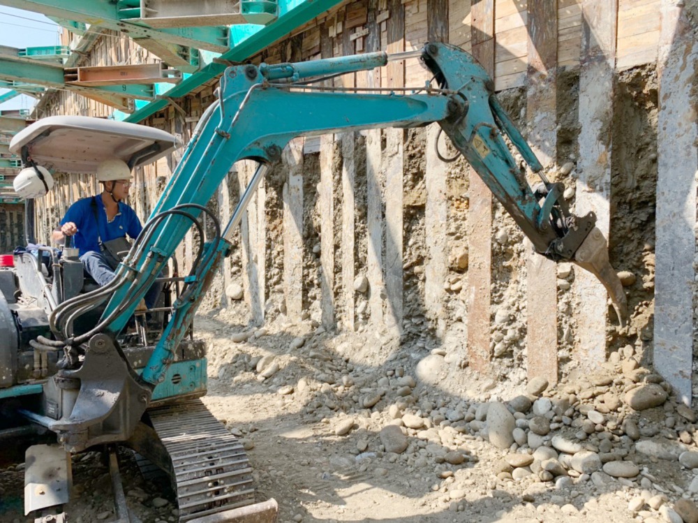 1090302 基地西側H型鋼樁工程 柱縫襯板施作前土石清除 (2)